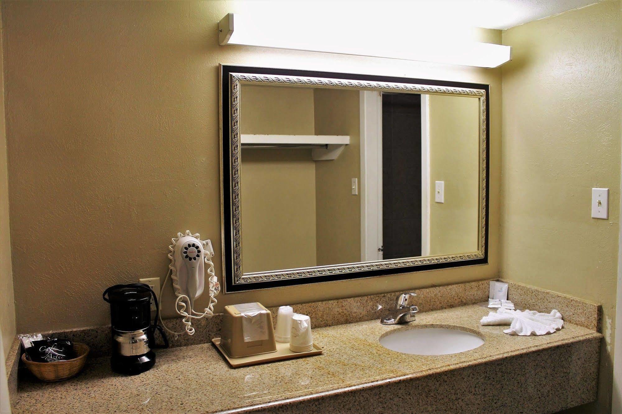 Continental Inn And Suites Nacogdoches Tx Sfa University Downtown Kültér fotó